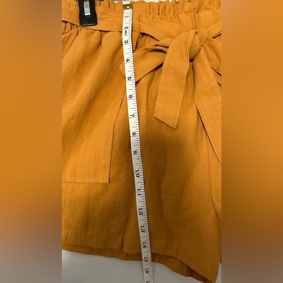 Short for Women, Mid/High-rise elastic waistband, Pockets both sides. - Picture 5 of 6